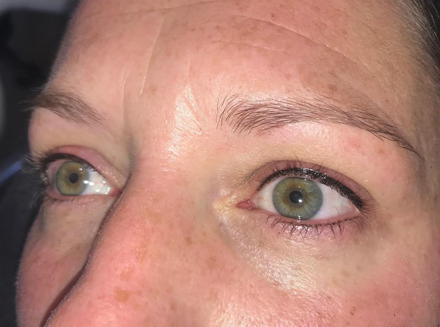 Close-up van een eyeliner met open ogen